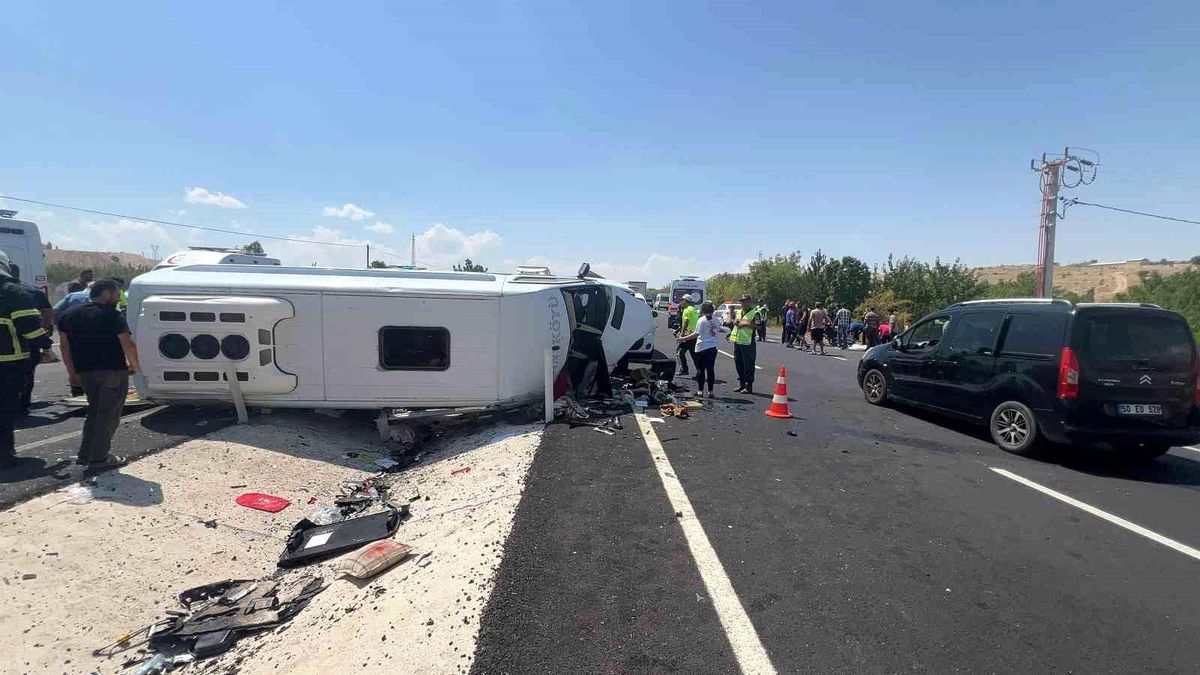 Nevşehir'de hafif ticari araç ile minibüs çarpıştı: 13 yaralı