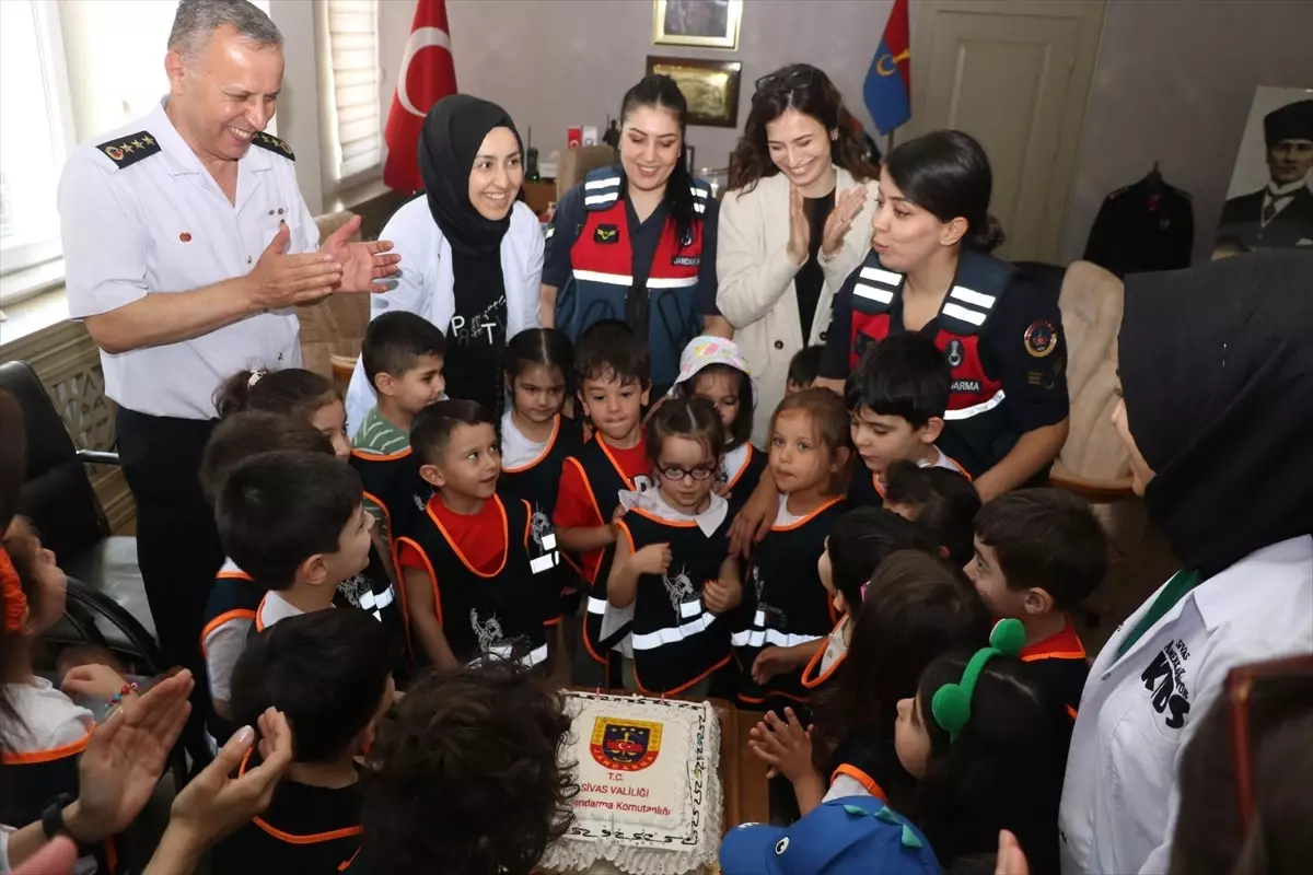 Sivas'ta anaokulu öğrencileri İl Jandarma Komutanlığını ziyaret etti