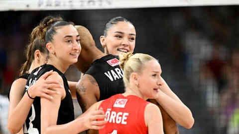 Türkiye-Çin maç ilk set kaç kaç bitti? Çin-Türkiye çeyrek final voleybol maçı bitti mi? Türkiye-Çin voleybol maçı son durum!