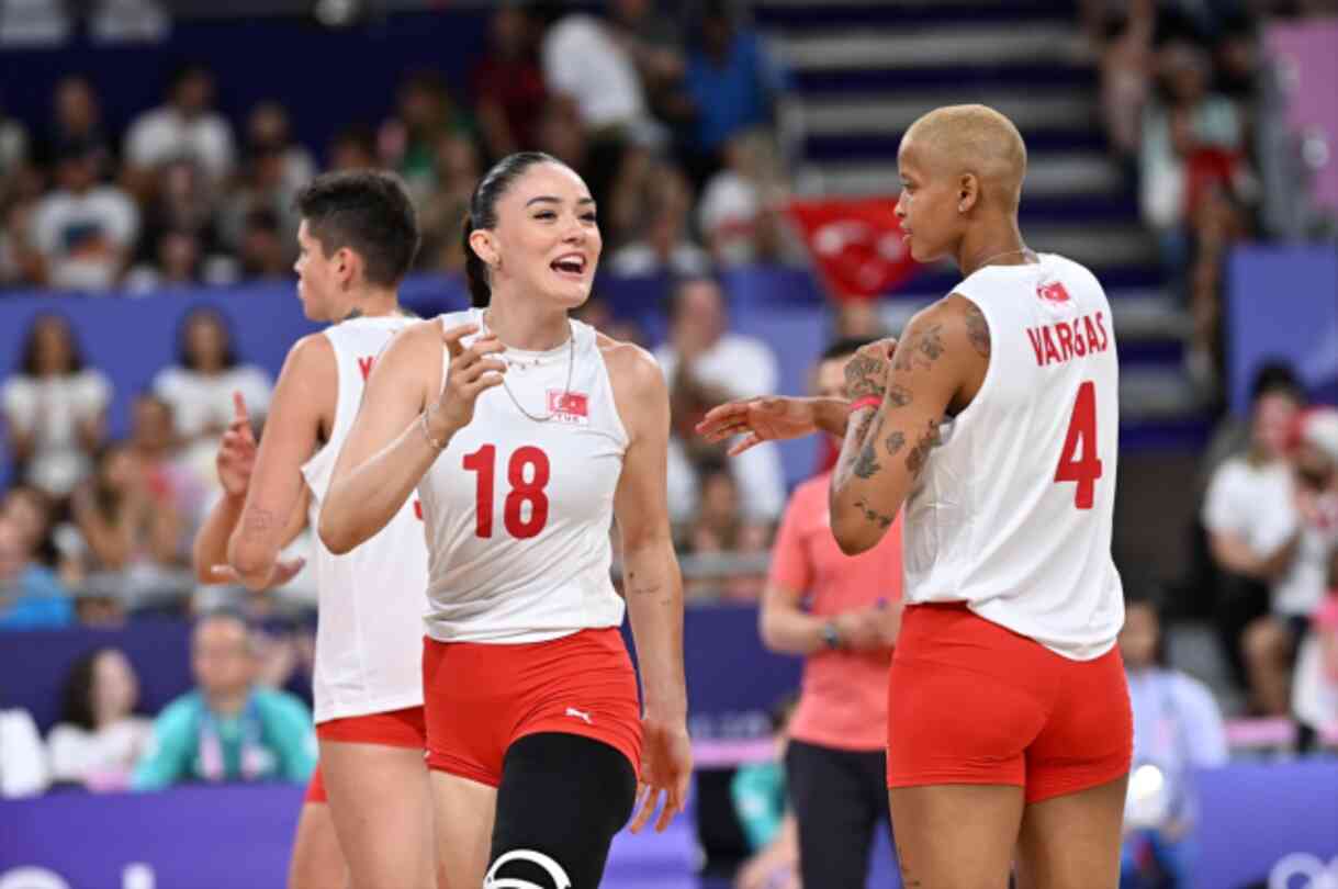 Türkiye yarı finalde! Türkiye yarı finalde kiminle oynayacak? Filenin Sultanları yarı final maçı ne zaman?