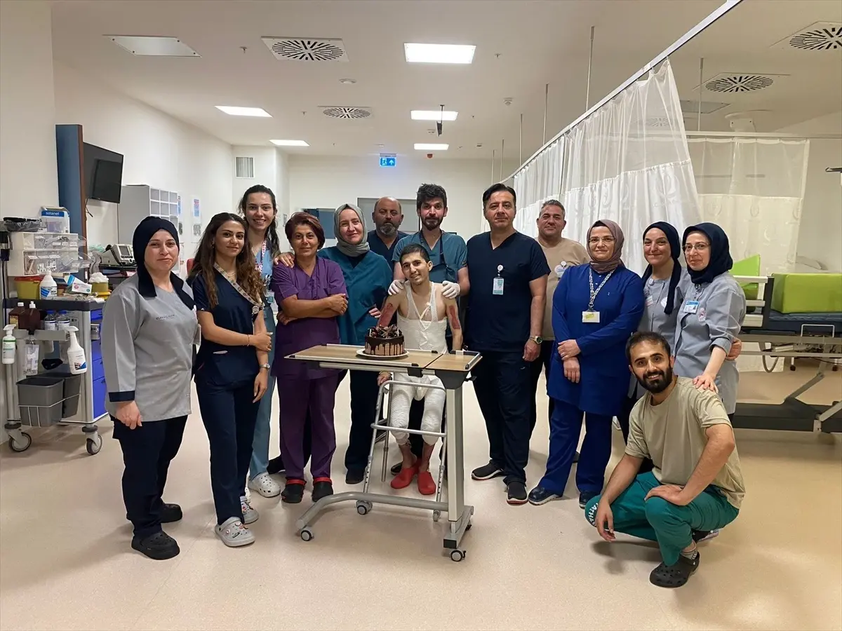 Yangında yaralanan üniversiteli genç yaşama tutundu