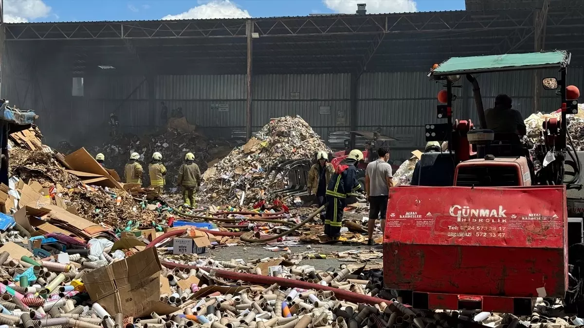 Avcılar'da Geri Dönüşüm Malzemesi Deposunda Yangın Çıktı