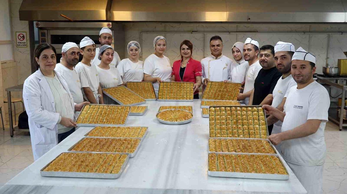 Gaziantep Baklava Akademisi'ndeki Kız Öğrenciler Baklava Üretiyor