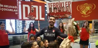 Ferhat Arıcan, İzmir'e coşkuyla döndü