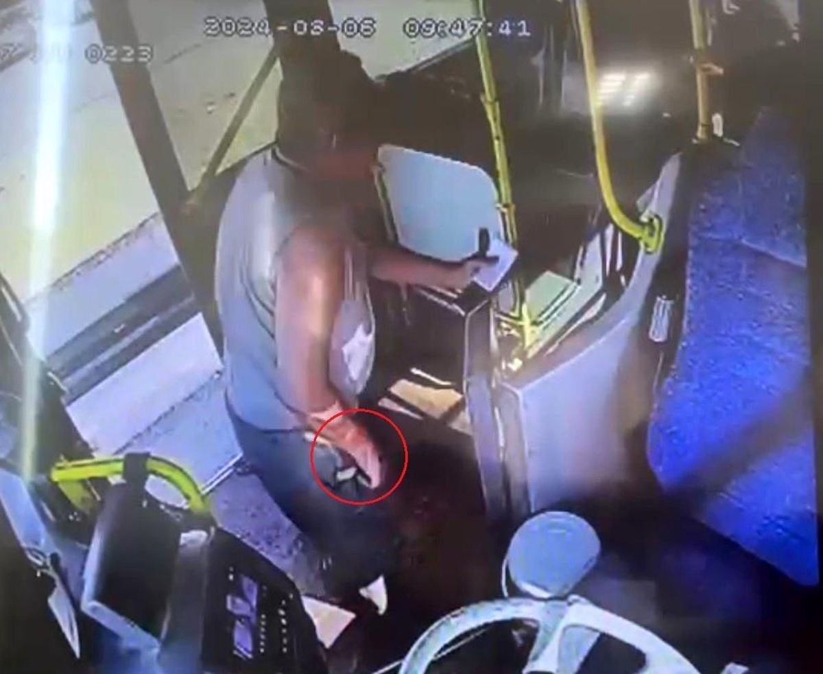 Antalya'da Trafikte Araca Çarptı, Otobüs Şoförünü Tokatladı