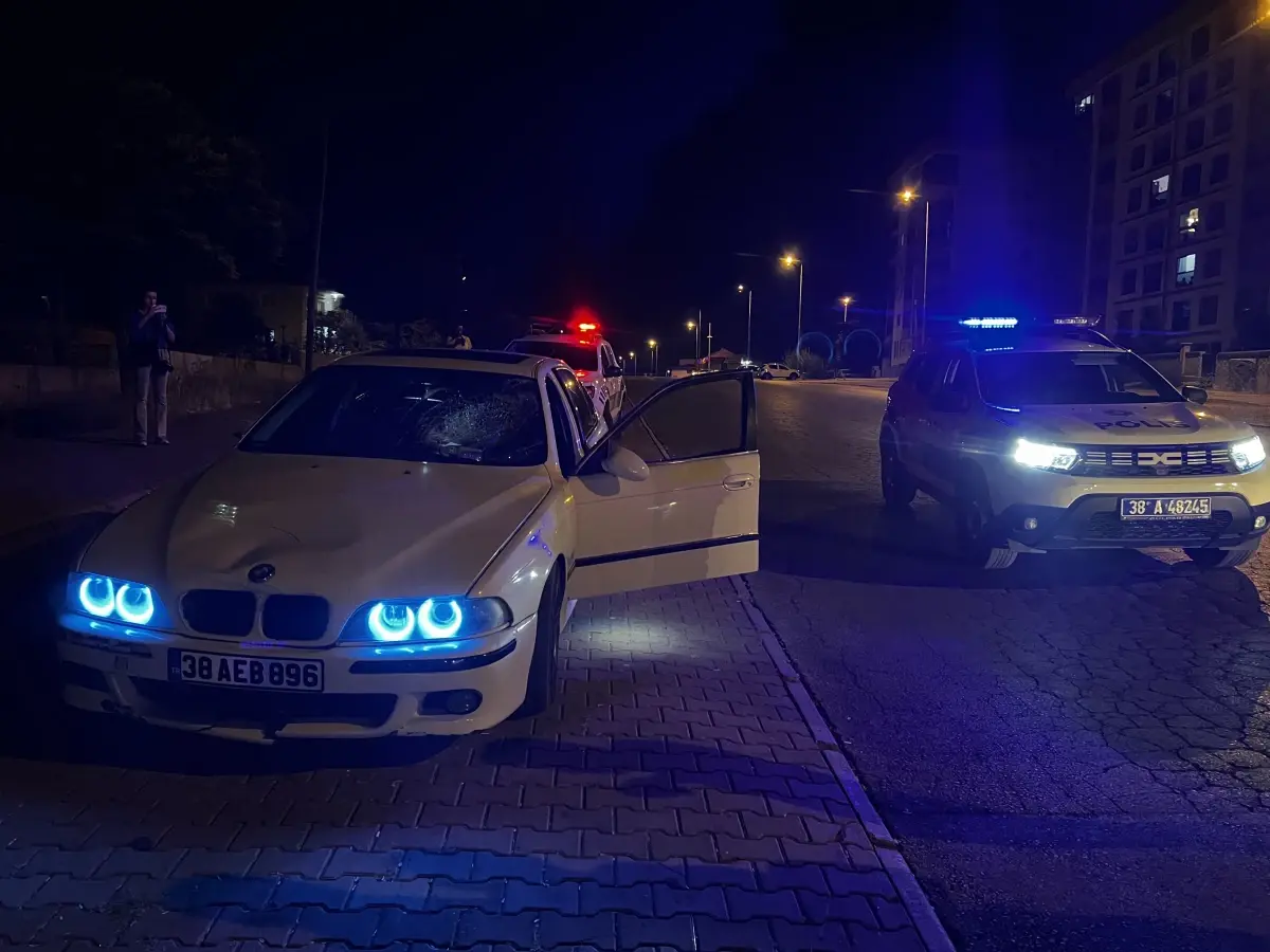 KAYSERİ'de Otomobilin Yayalara Çarptığı Kazada 2 Kişi Yaralandı