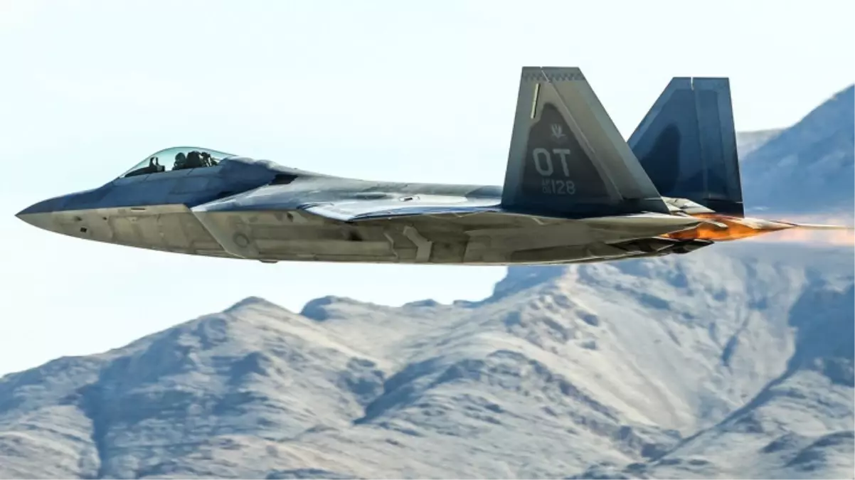 ABD, hiç kimseye satmadığı F-22 savaş uçaklarını Orta Doğu'ya konuşlandırdı