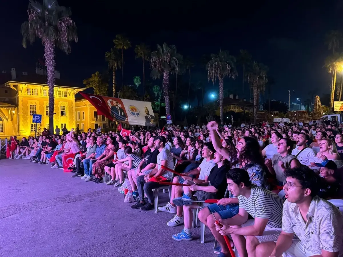 Adana'da Vatandaşlar Milli Takımın Maçını Dev Ekrandan İzledi