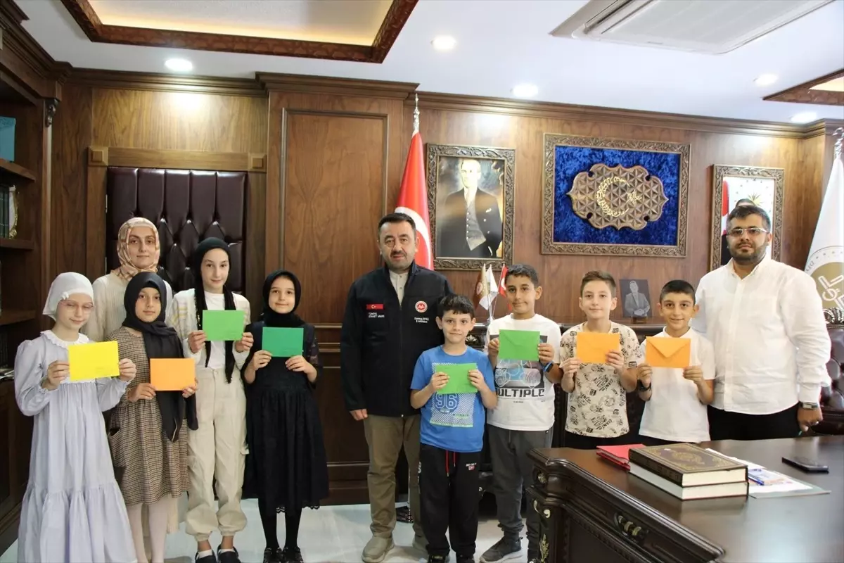 Amasya Ataşehir Cami Yaz Kur'an Kursu Öğrencileri Mektupları İsrail'in Saldırılarından Etkilenen Gazze Çocuklarına Ulaştırmak İçin Müftü Ayvaz'a Teslim Etti
