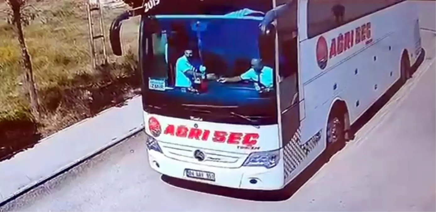 Ağrı'dan İzmir'e giden otobüsün kaza anı güvenlik kameralarına yansıdı