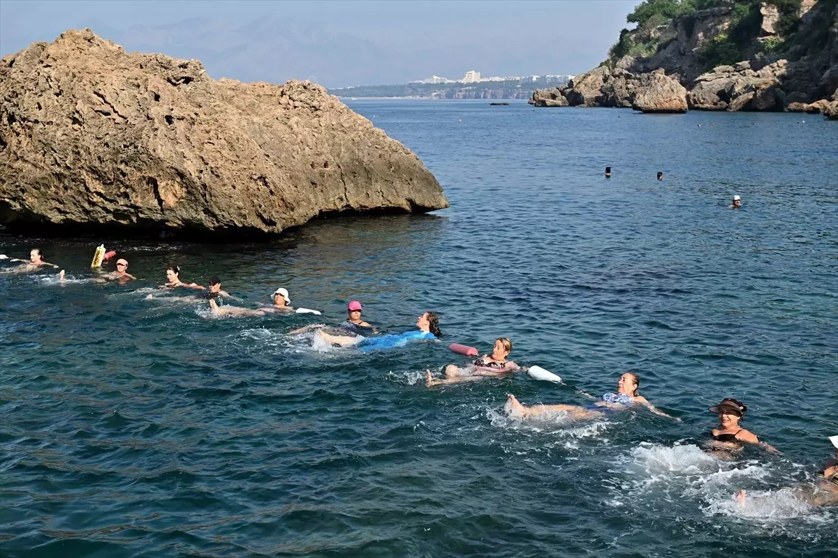 Antalya'da Erenkuş Plajı'nda Su Cimnastiği Kursuna Yoğun İlgi