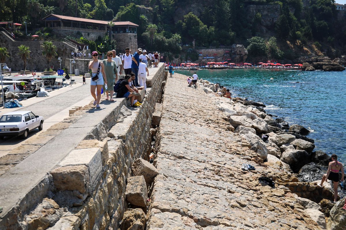 Antalya Kaleiçi Yat Limanı'ndaki Mendirek Zamanla Yıpranıyor