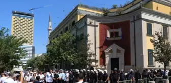 Tiran Belediye Başkanı'na istifa çağrıları ve yolsuzluk protestoları devam ediyor