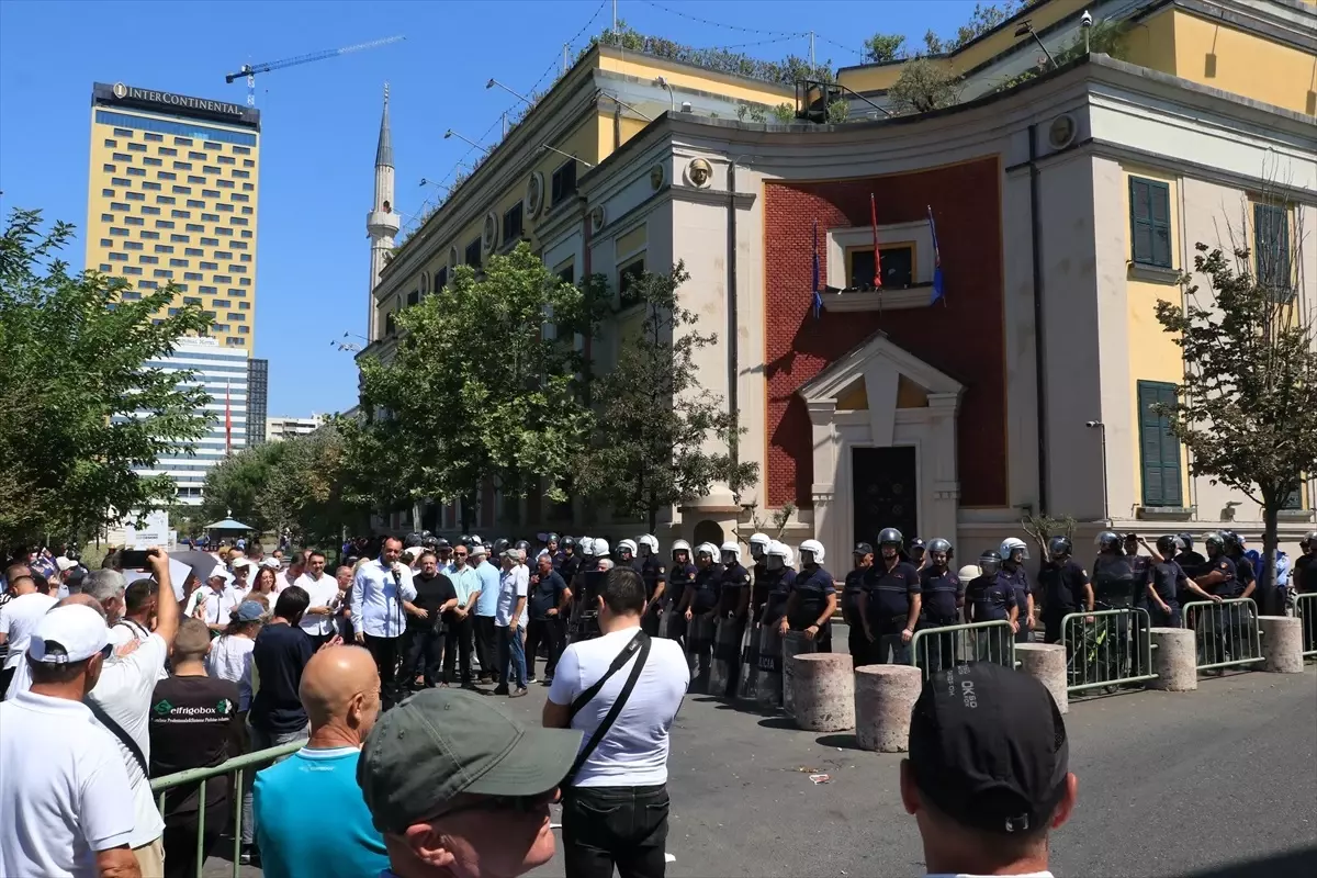 Tiran Belediye Başkanı'na istifa çağrıları ve yolsuzluk protestoları devam ediyor