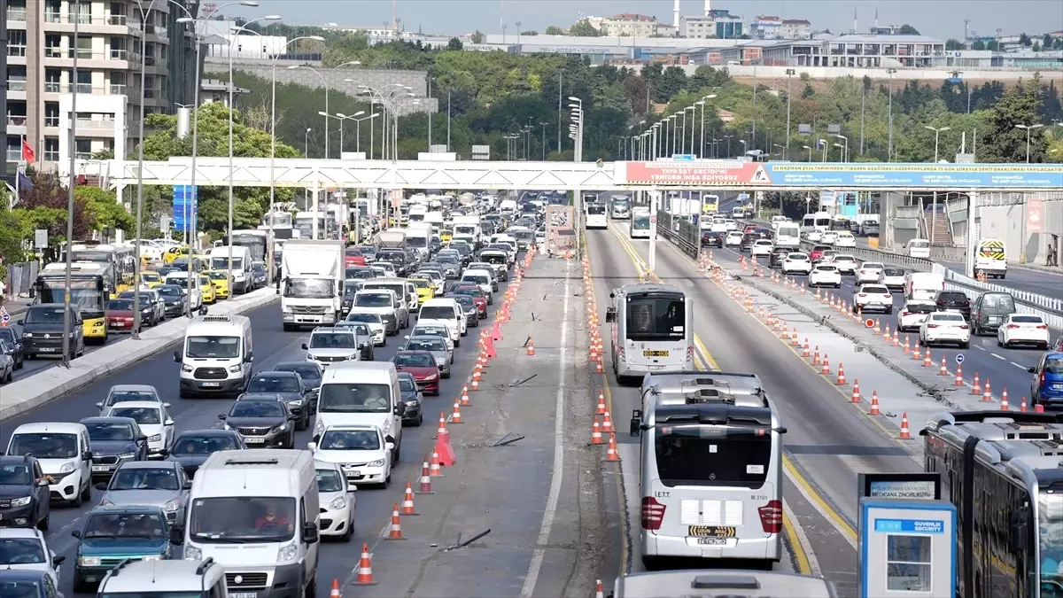 İstanbul'da Beyaz Yol Çalışması Nedeniyle D-100'de Trafik Yoğunluğu