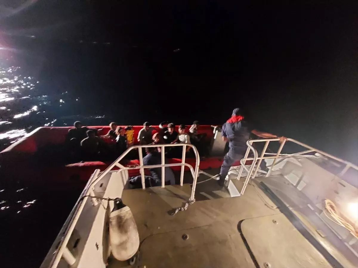 Ayvalık'ta Arızalanan Lastik Botla Kurtarılan 11 Düzensiz Göçmen