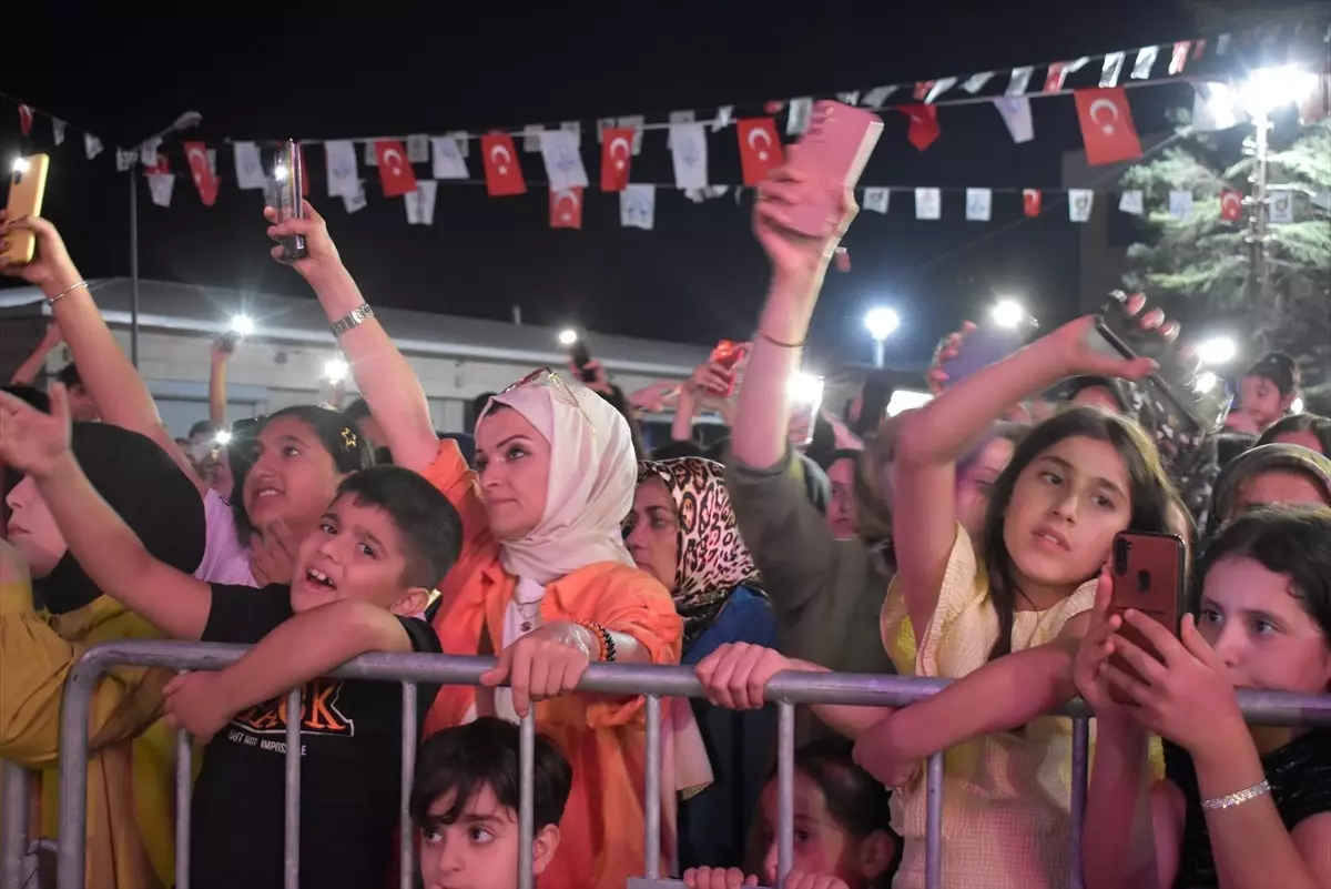Bitlis'in düşman işgalinden kurtuluşunun 108. yıl dönümü etkinlikleri kapsamında Ender Balkır konser verdi