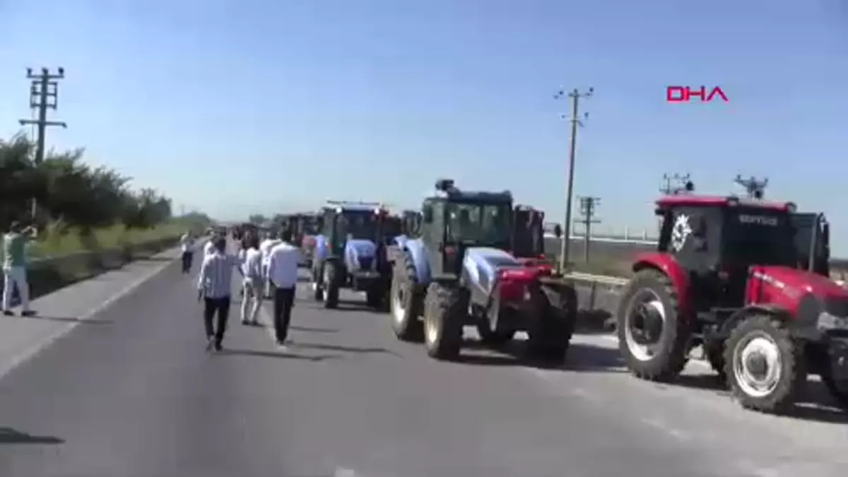 Çiftçiler Bursa-Balıkesir yolunu traktörleriyle kapattı