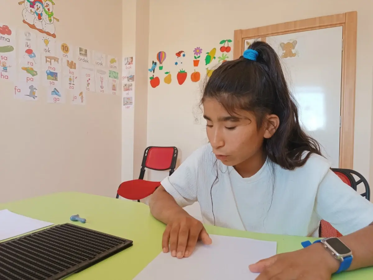 Görme Engelli Çocuk Braille Alfabesiyle Okuma ve Yazmayı Öğrendi
