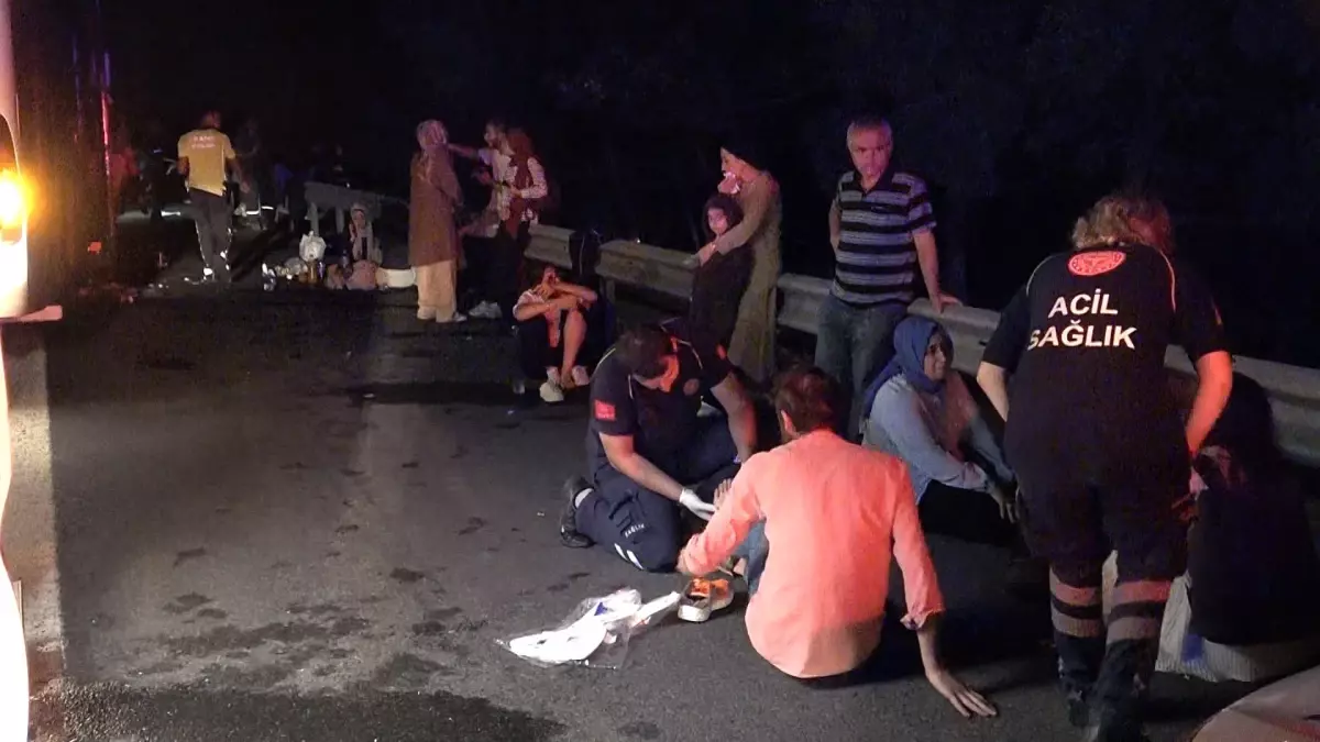 Anadolu Otoyolu'nda otobüsün TIR'a çarpması sonucu 25 kişi yaralandı