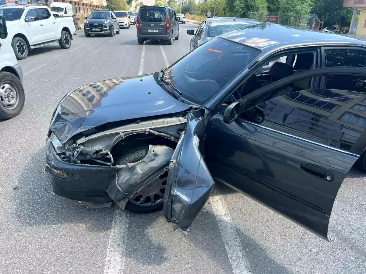 Elazığ'da Zincirleme Trafik Kazası: 1 Yaralı