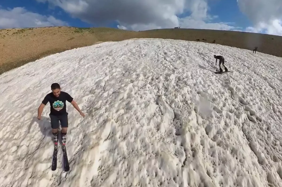 Erzincan'da Sıcak Hava Karın Keyfini Çıkaranlara Engel Olamadı