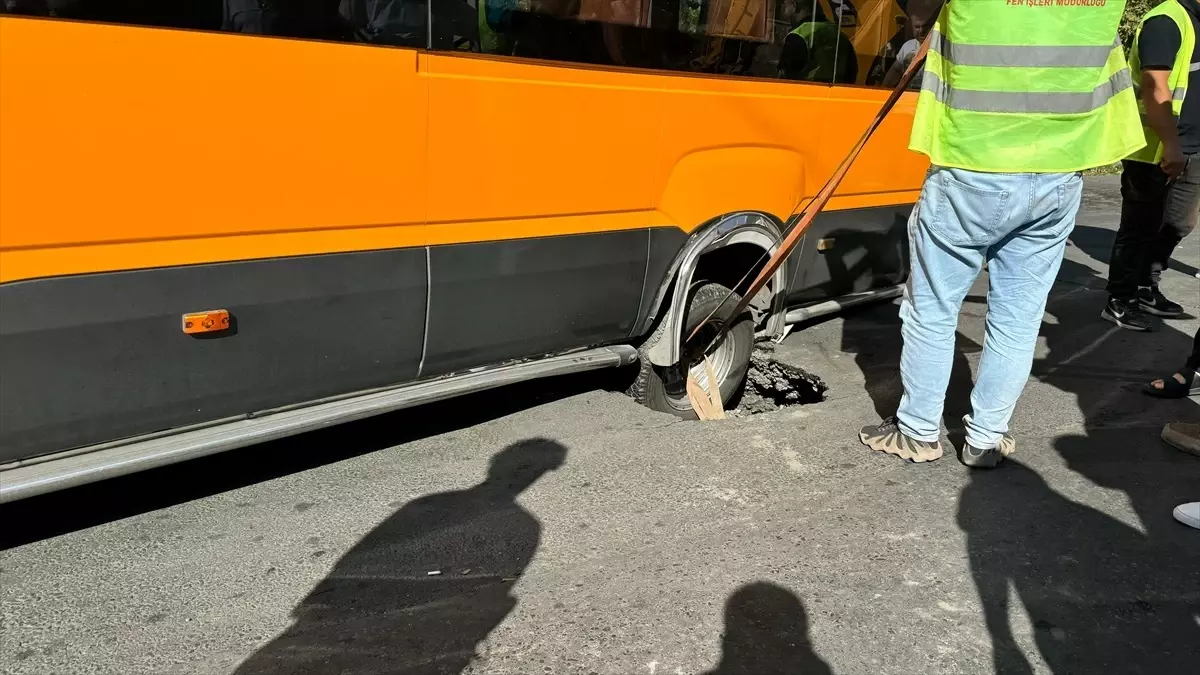Fatih'te yol çökmesi sonucu minibüs çukura düştü