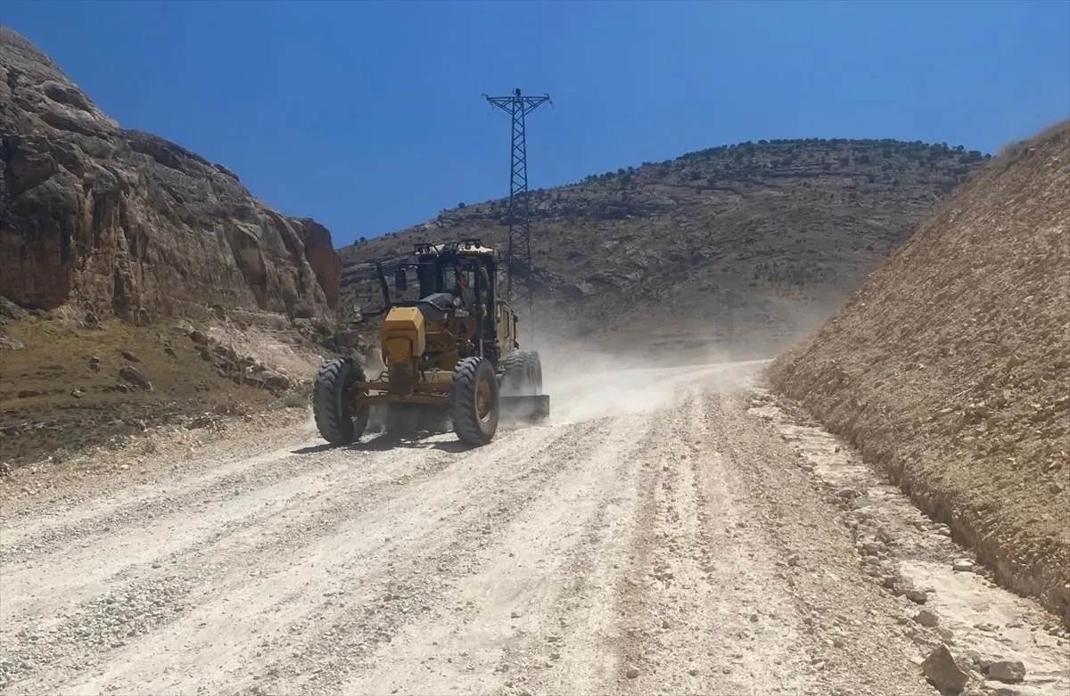 Batman'da Hasankeyf Kalesi yolunda tesviye çalışması yapıldı