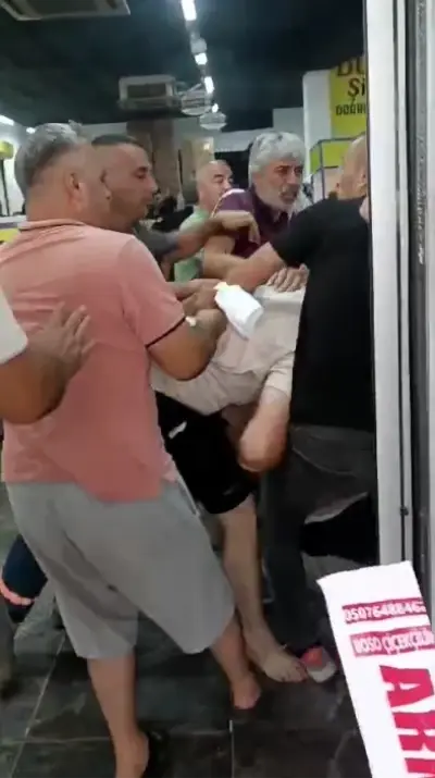 Discount fight! Citizens started kicking and punching each other