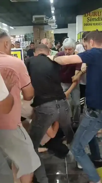 Discount fight! Citizens started kicking and punching each other
