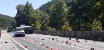 İnegöl'de Yola Saçılan Karpuzlar Trafiği Tehlikeye Soktu