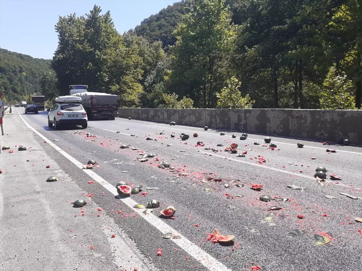 İnegöl'de Yola Saçılan Karpuzlar Trafiği Tehlikeye Soktu