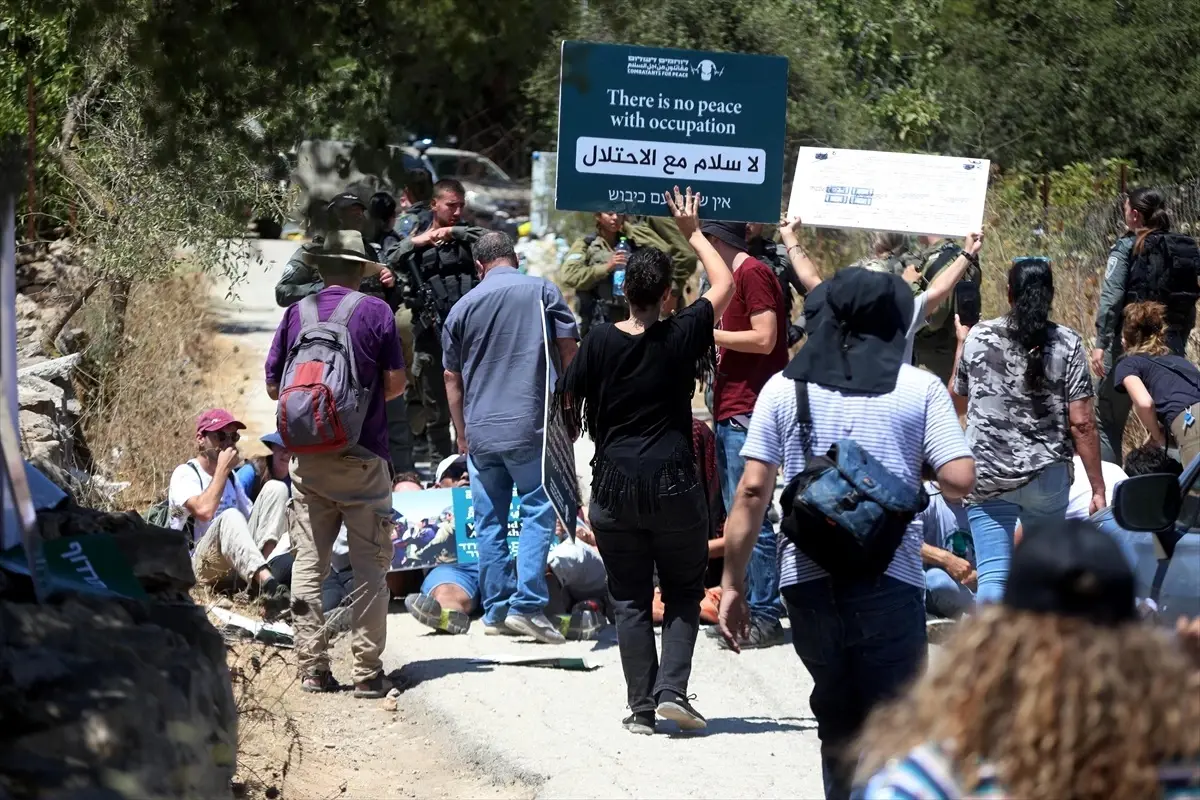 İsrail Güçleri Filistin Topraklarının Gasbedilmesini Protesto Eden Eylemcileri Dağıttı