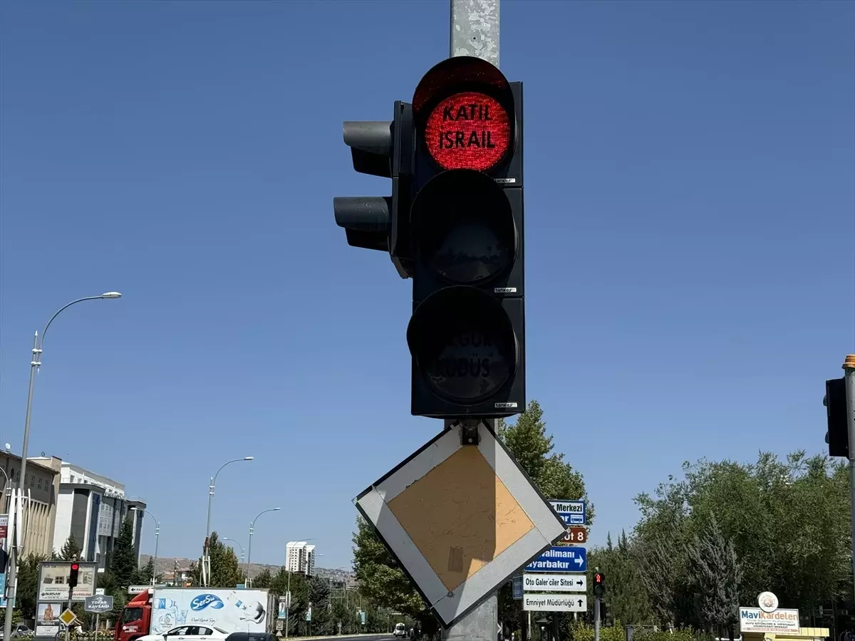 Elazığ'da İsrail'in saldırılarına trafik ışıklarından tepki