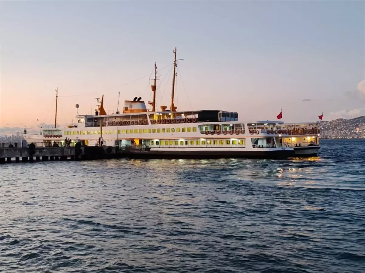 İstanbul'da Adalar-Kabataş seferini yapan vapurun yolcuları başka gemiye nakledildi