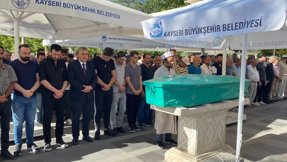 Kayseri'de silahlı kavga sonucu öldürülen kişinin cenazesi defnedildi