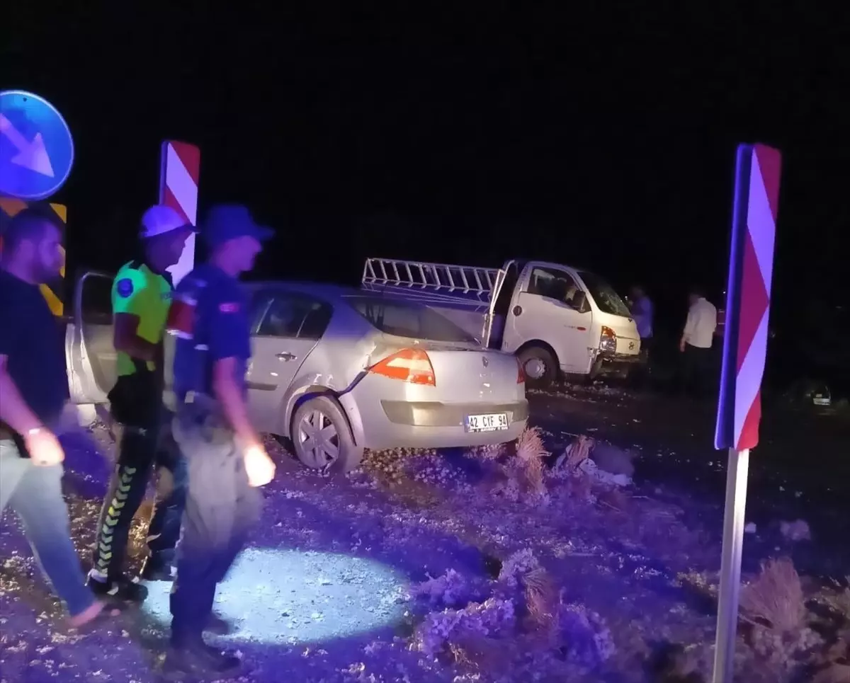 Konya'da otomobil-kamyonet çarpışması: 1 ölü, 7 yaralı