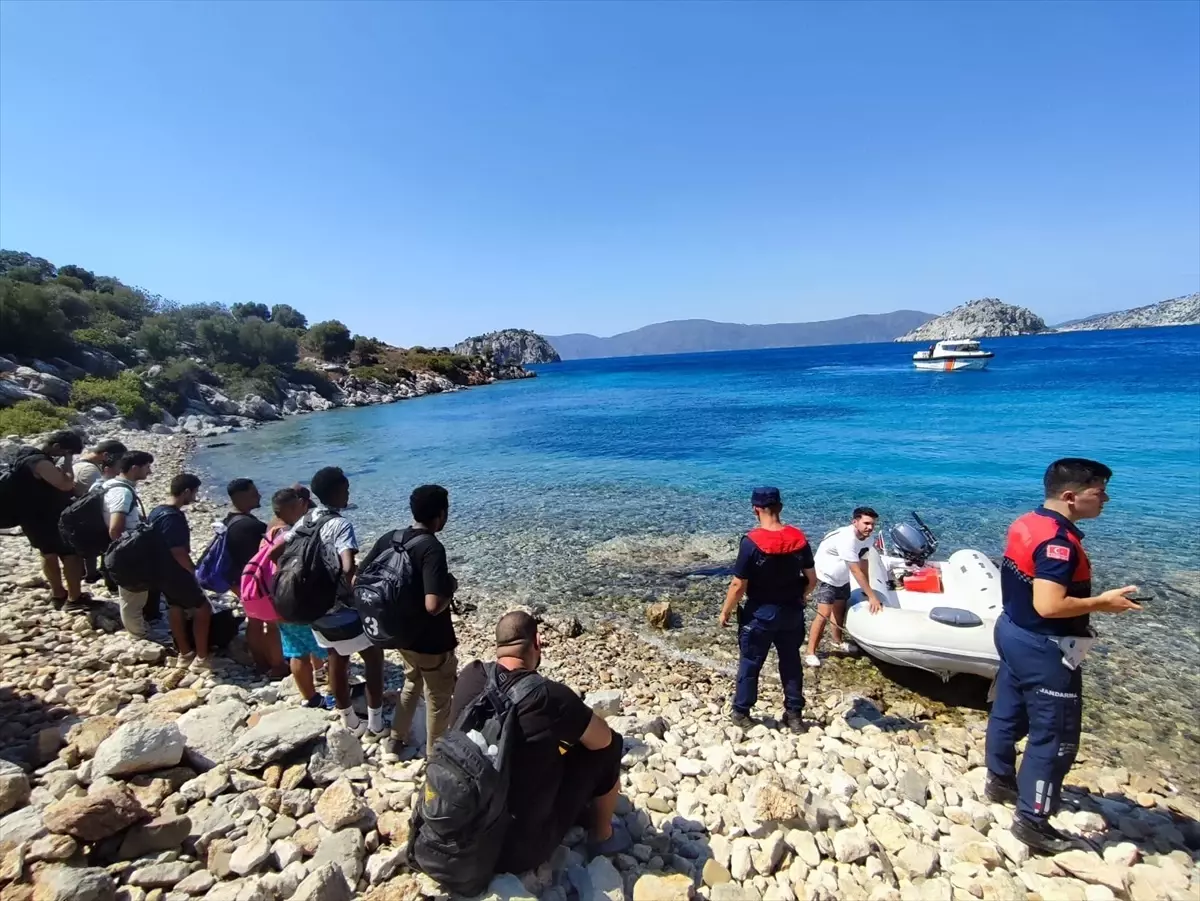 Marmaris'te 13 düzensiz göçmen ve 2 kaçakçılık şüphelisi yakalandı