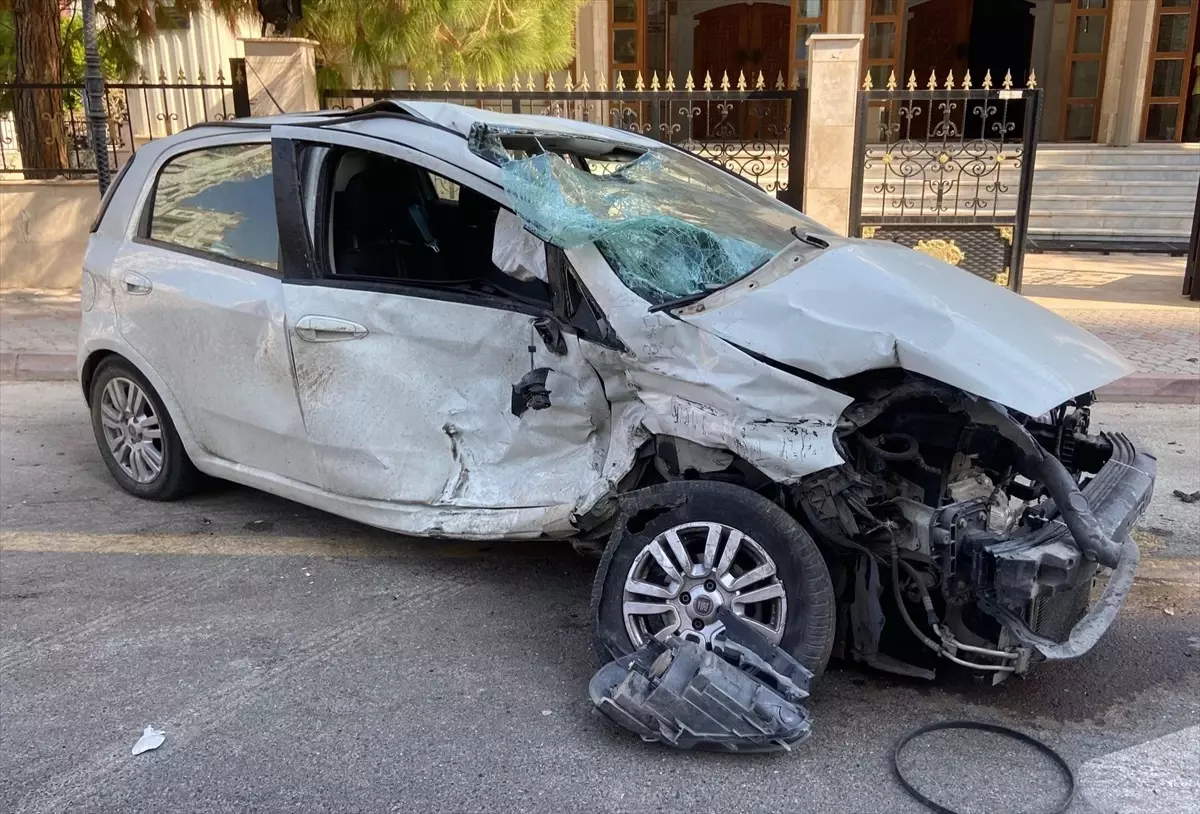 Mersin'de Otomobil ile Pikap Çarpışması: 3 Kişi Yaralandı