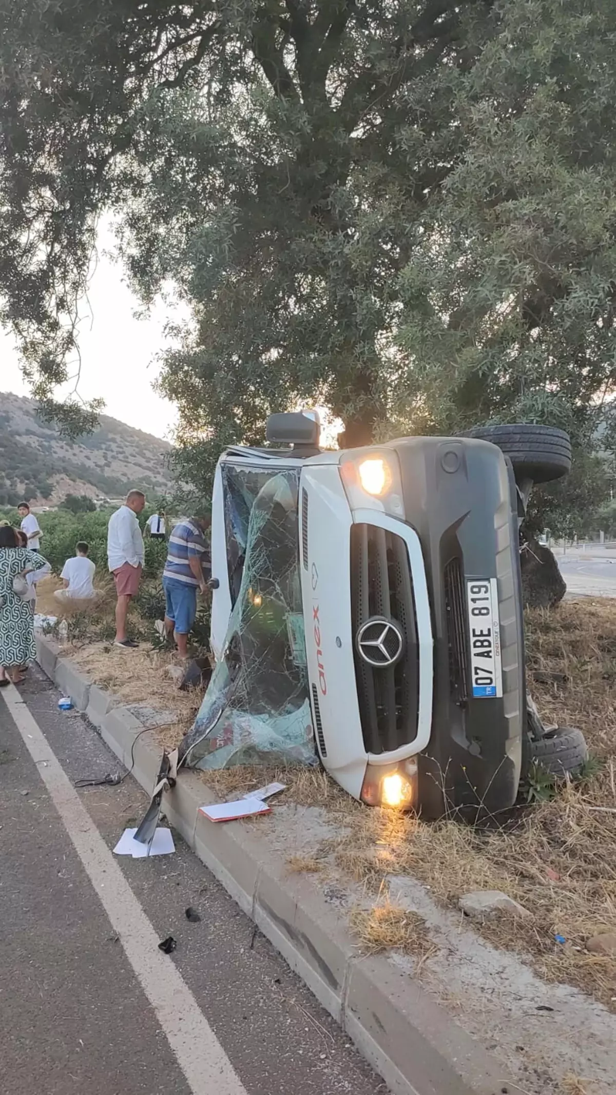 Muğla'da Tur Minibüsüne Hafriyat Kamyonu Çarptı: 6 Turist Yaralandı