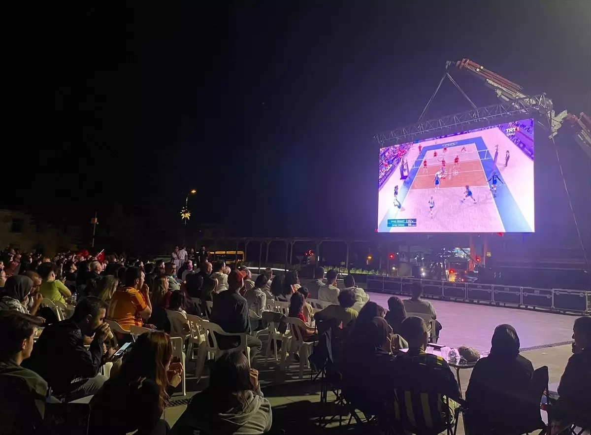 Paris 2024 Olimpiyat Oyunları'nda Türkiye-İtalya Kadınlar Voleybol Yarı Finali Bilecik'te İzlendi