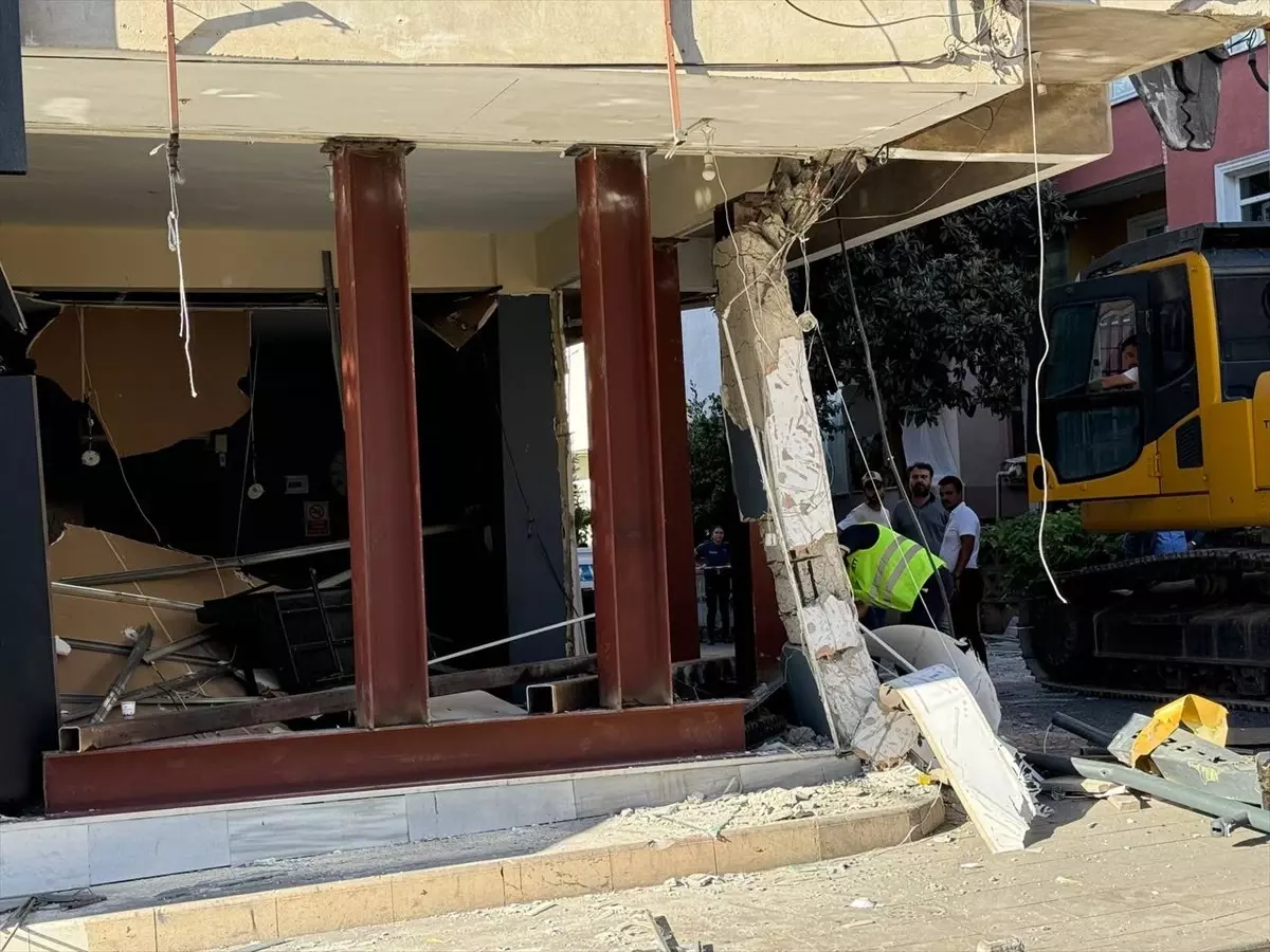 Pendik'te İETT otobüsü binaya çarptı