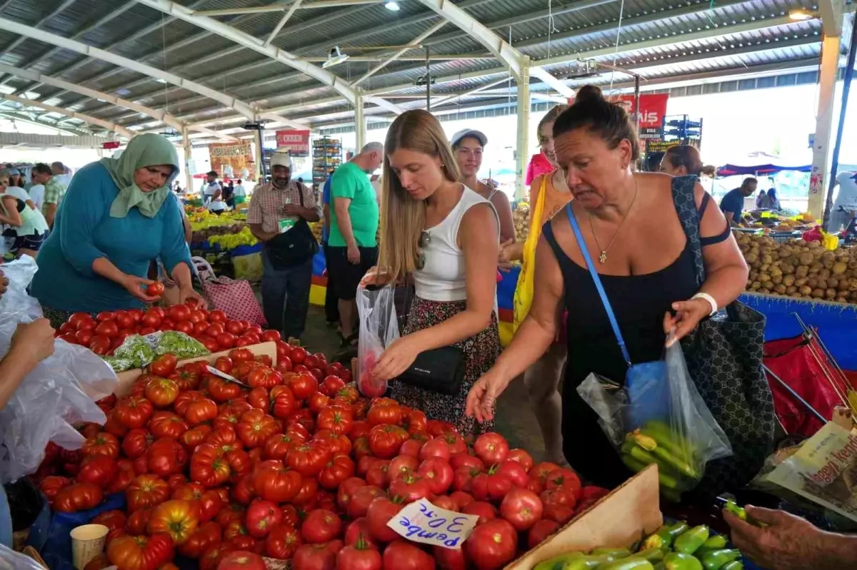 Antalya'da Kurulan Salı Pazarı Rusların Tercihi Haline Geldi