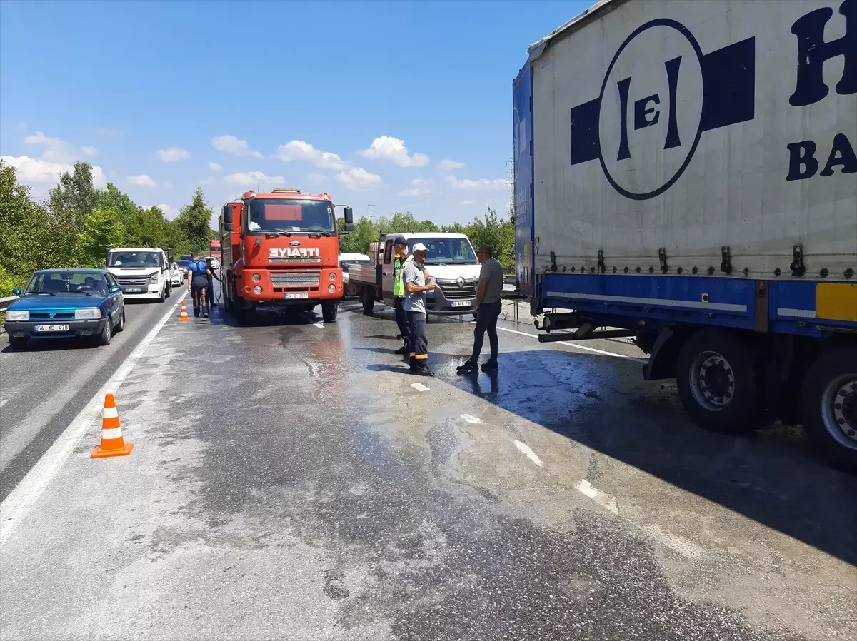 Sakarya'da Kimyasal Sızıntı: Tırda Seyir Halindeki Kimyasal Ekipleri Harekete Geçirdi