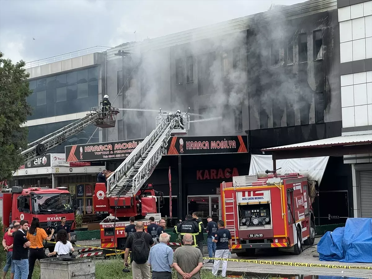 Samsun'da Mobilya İmalathanesinde Yangın Kontrol Altına Alındı