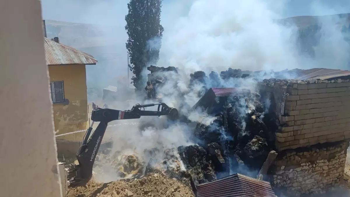 Sivas'ta Ahır ve Samanlıkta Yangın: 3 Kişi Dumandan Etkilendi, 1 Kişi Yaralandı