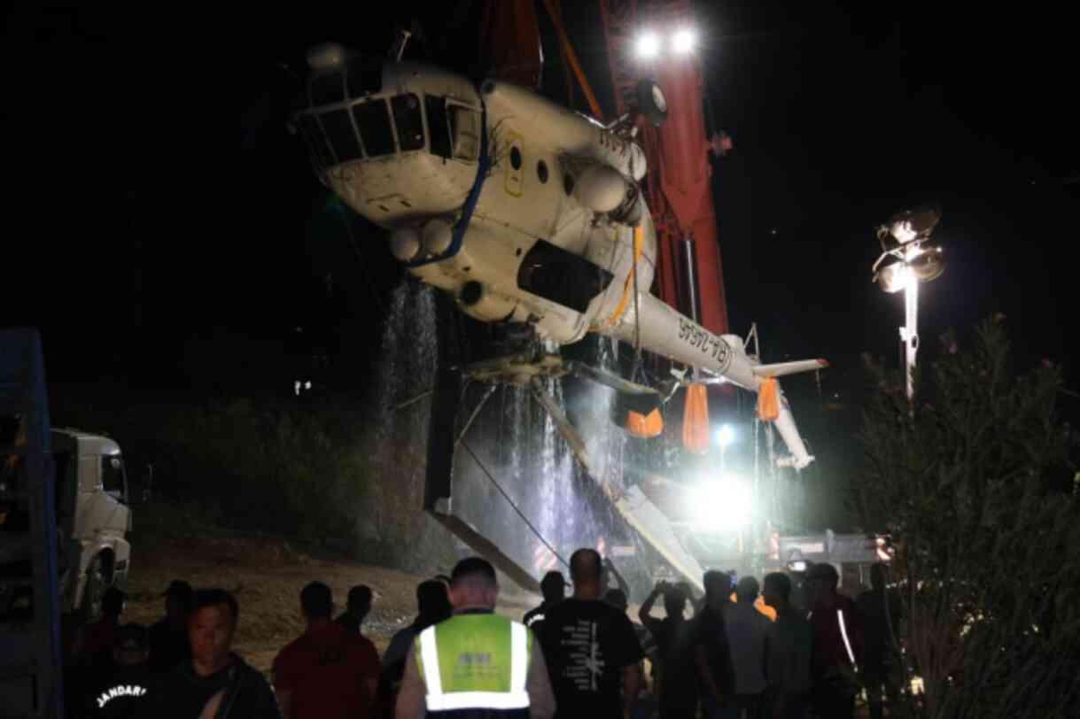 Su alırken baraja düşen helikopter çıkarıldı! Enkaz şimdi Rusya yolcusu