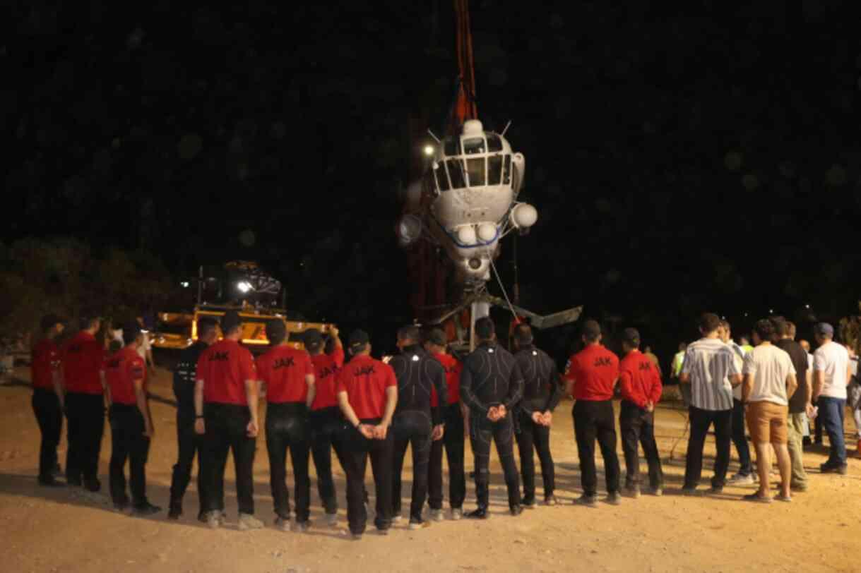 Su alırken baraja düşen helikopter çıkarıldı! Enkaz şimdi Rusya yolcusu