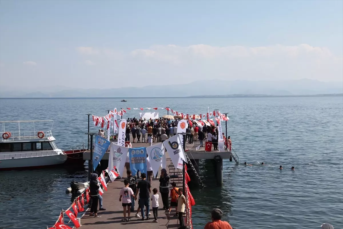 Bitlis'te Van Gölü'nde 14 kilometrelik yüzme maratonu düzenlendi