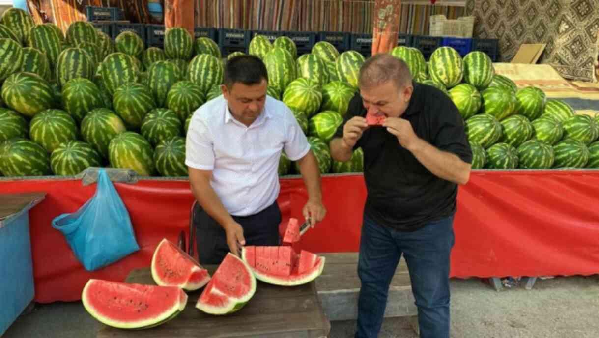 When the yield is high, he distributed 17 tons of watermelon for free